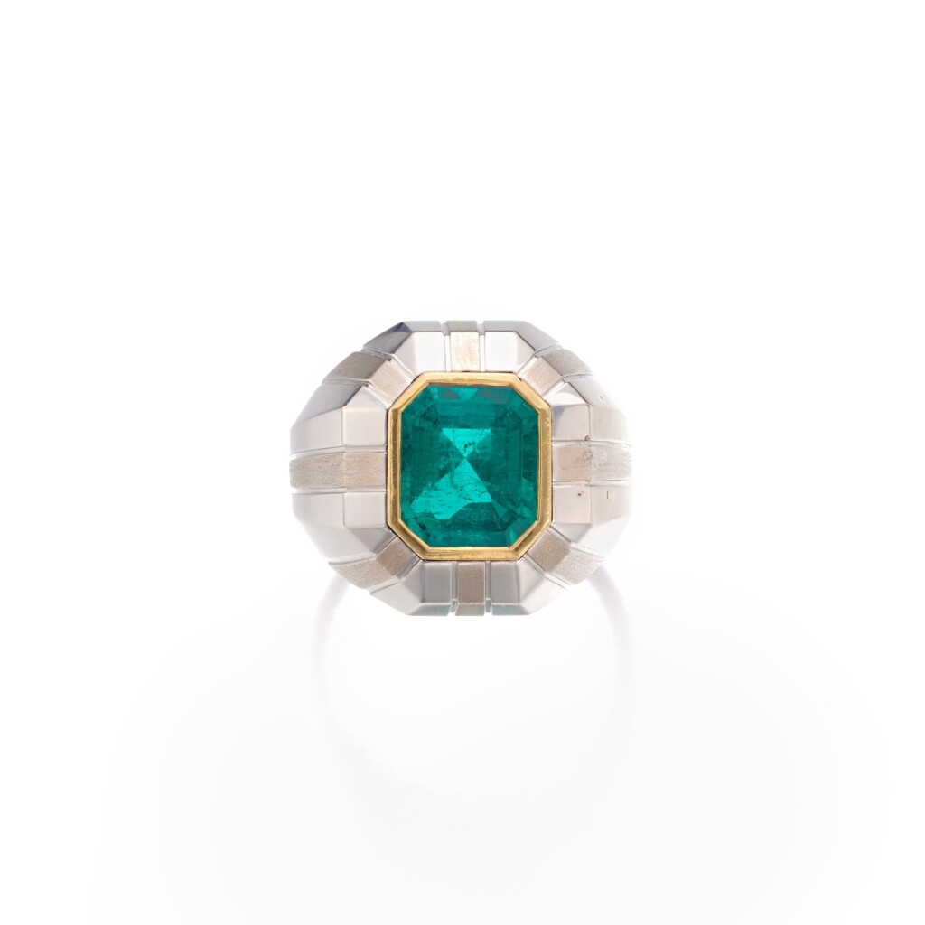 View full screen - View 1 of Lot 776. Emerald ring.