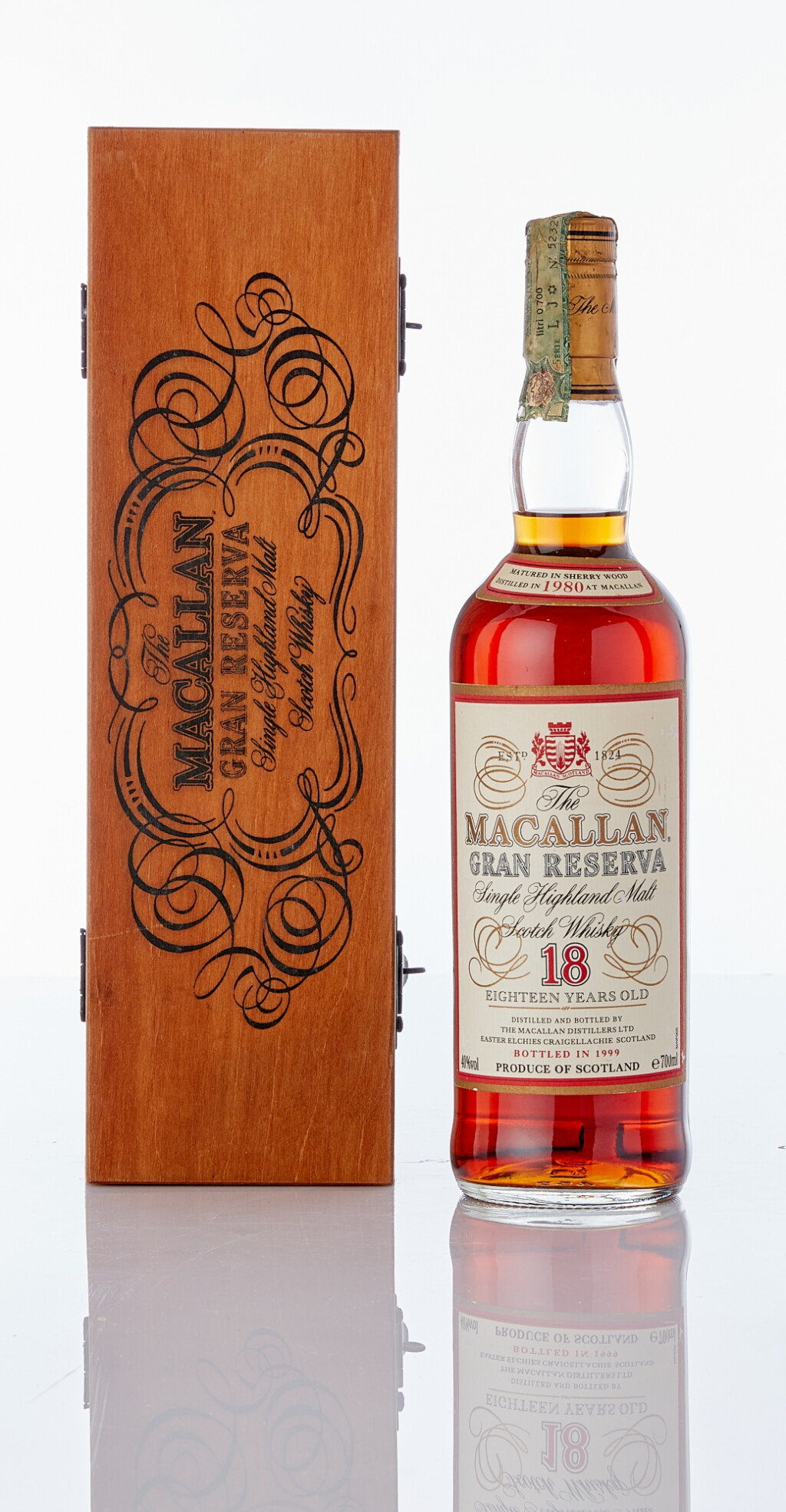 View full screen - View 1 of Lot 6032. The Macallan 18 Year Old Gran Reserva 40.0 abv 1980 (1 BT70).