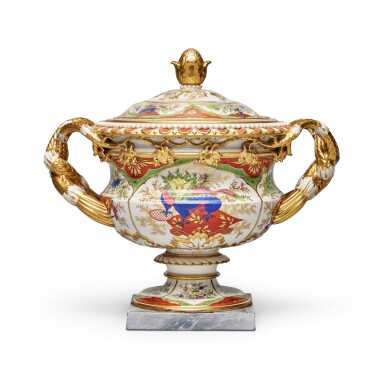 View full screen - View 1 of Lot 206. A Chamberlain's Worcester ‘Dragons in Compartments' Warwick Vase-Form Ice-pail, Cover and Liner, Circa 1815-20.