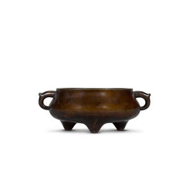 View full screen - View 1 of Lot 123. A bronze censer, Qing dynasty, 17th/18th century | 清十七/十八世紀 銅雙耳爐.