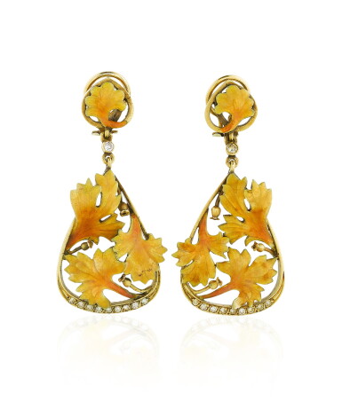 View full screen - View 1 of Lot 21. Paire de boucles d'oreille émail et diamants | Pair of enamel and diamond earrings.