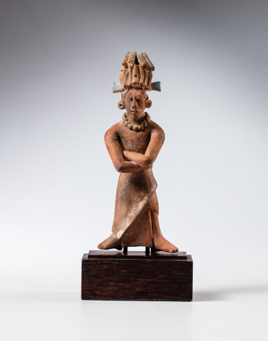View full screen - View 1 of Lot 28. Statuette de dignitaire, Maya, Jaina, Classique récent, ca. 550 - 950 ap. J-C. | Mayan Standing Figure of a Dignitary, Jaina, Late Classic, ca. AD 550 - 950.