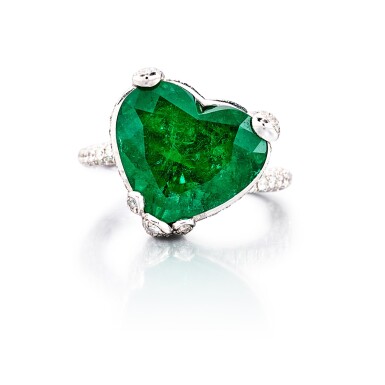View full screen - View 1 of Lot 306. Emerald and Diamond Ring | 8.10克拉 「哥倫比亞」祖母綠 配 鑽石 戒指.