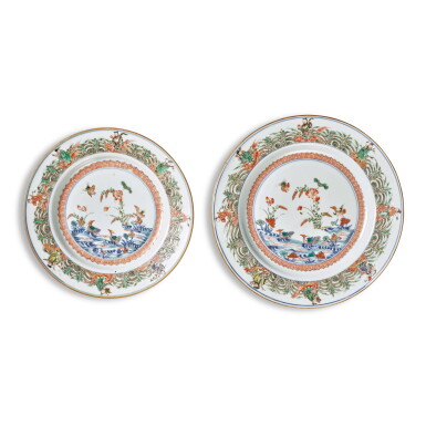 View full screen - View 1 of Lot 805. Two famille-verte 'mandarin ducks and lotus' dishes, Qing dynasty, Kangxi period | 清康熙 五彩荷塘鴛鴦紋盤一組兩件.