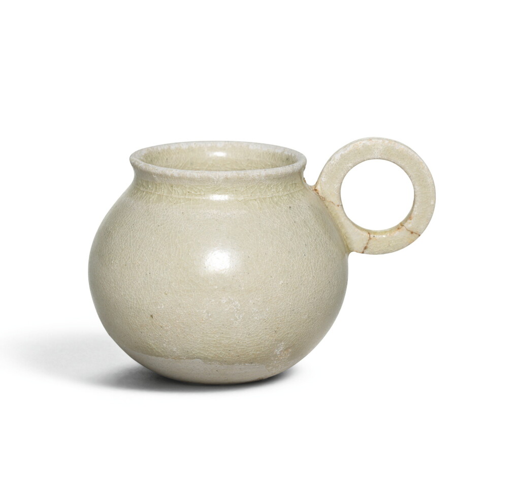 View full screen - View 1 of Lot 244. A SMALL WHITE STONEWARE HANDLED CUP, TANG DYNASTY | 唐 白釉耳杯.