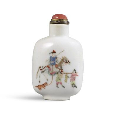 View full screen - View 1 of Lot 240. A famille-rose 'hunter' snuff bottle, Seal mark and period of Daoguang | 清道光 粉彩狩獵圖鼻烟壺 《道光年製》款.