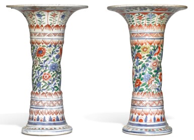 View full screen - View 1 of Lot 37. A PAIR OF FAMILLE-VERTE TRUMPET VASES, GU QING DYNASTY, KANGXI PERIOD .