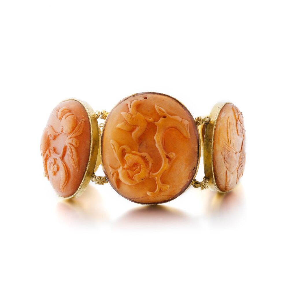 View full screen - View 1 of Lot 3. Bracelet ambre et or | Amber and gold bracelet.