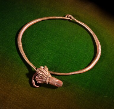 View full screen - View 1 of Lot 47. Collier Doigt.