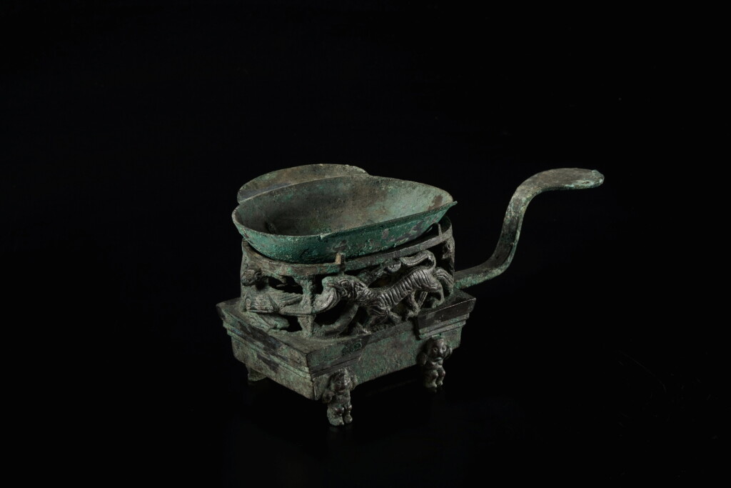 View full screen - View 1 of Lot 272. A set of bronze brazier and cup (Ranlu), Eastern Han dynasty | 東漢 青銅四神獸紋染爐.