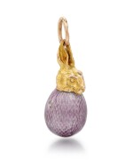 A FABERGÉ GOLD AND GUILLOCHÉ ENAMEL EGG PENDANT, ST PETERSBURG, 1899-1903