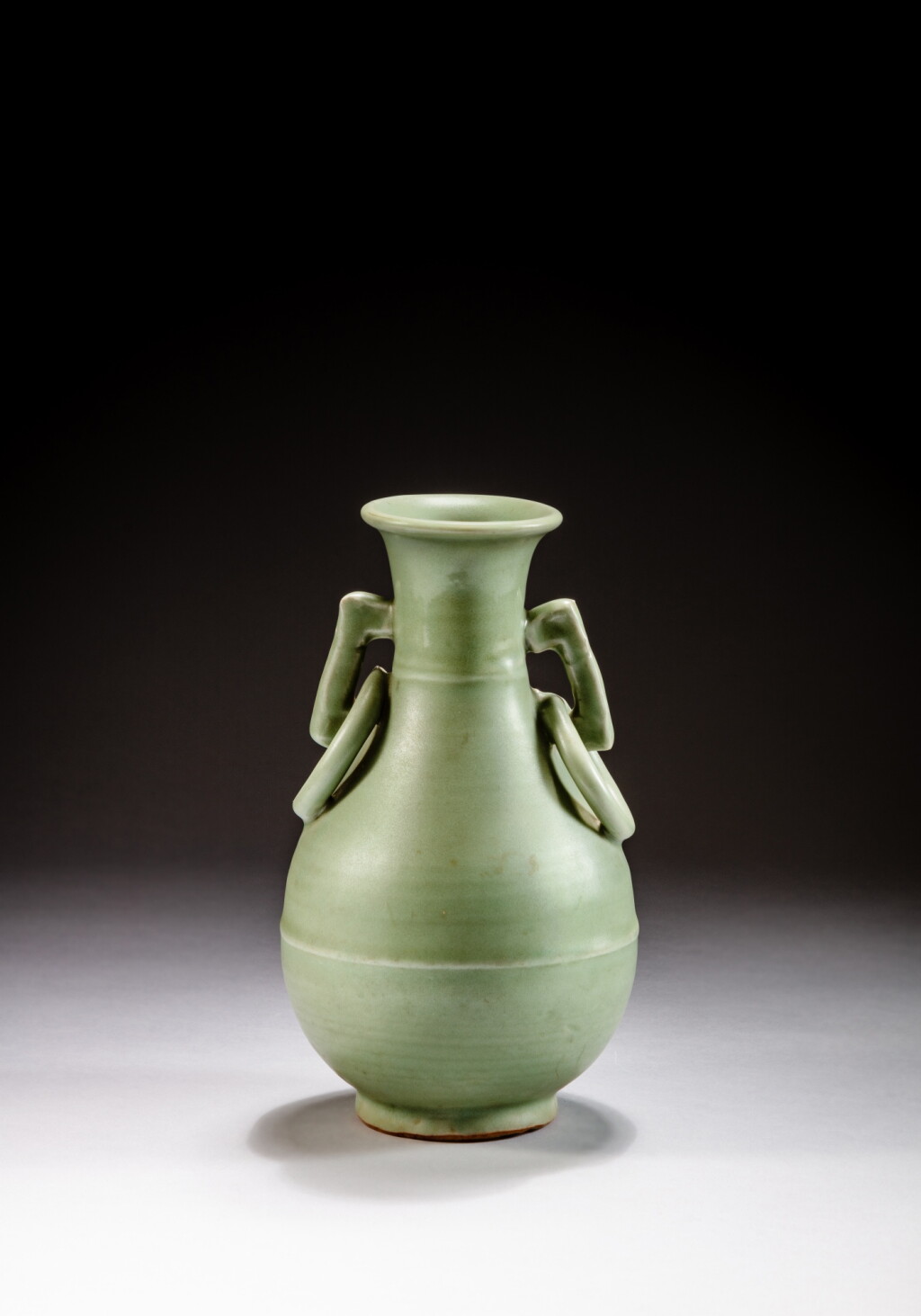 全萤幕检视 - 查看35A 'Longquan' celadon-glazed pear-shaped vase, Song - Yuan dynasty | 宋至元 龍泉窰青釉弦紋雙耳瓶的1