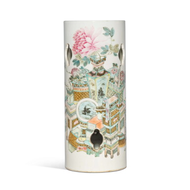 View full screen - View 1 of Lot 1377. A famille-rose 'Hundred Antiques' hatstand, Republic period | 民國 粉彩博古圖帽筒.