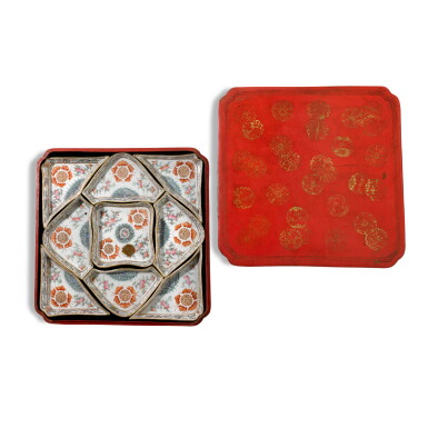 View full screen - View 1 of Lot 434. A famille-rose ‘bats and peach' sweetmeat set, Qing dynasty, 19th century | 清十九世紀 粉彩福壽雙全攢盤、二十世紀 剔紅山水方蓋盒 及 十九世紀末 / 二十世紀初 朱漆彩繪瑞獸紋方盤 一套十四件.