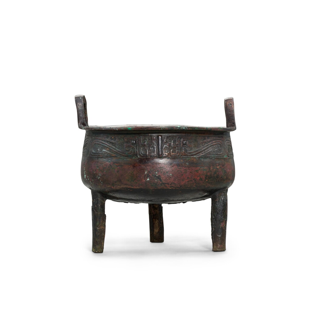 View full screen - View 1 of Lot 3582. A bronze ritual food vessel, ding, Western Zhou dynasty | 西周 青銅龍紋鼎.