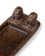 Plateau à priser sculpté de deux figures assises, Tiahuanaco, Pérou, Horizon Récent, 600-900 AP. J.-C. | Tiahuanaco wood snuff tablet with two figures, Peru, AD 600-900