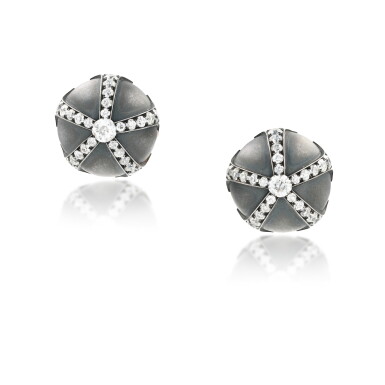 View full screen - View 1 of Lot 202. Paire de clips d'oreille diamants | Pair of diamond ear clips.