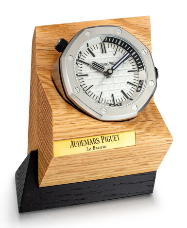 View full screen - View 1 of Lot 8108. Royal Oak, A stainless steel alarm desk clock with wooden stand, Circa 2017 | 愛彼 皇家橡樹系列 精鋼鬧鐘,備木製展示座,約2017年製.