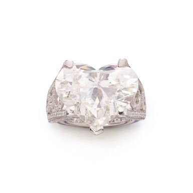 View full screen - View 1 of Lot 511. Diamond Ring.