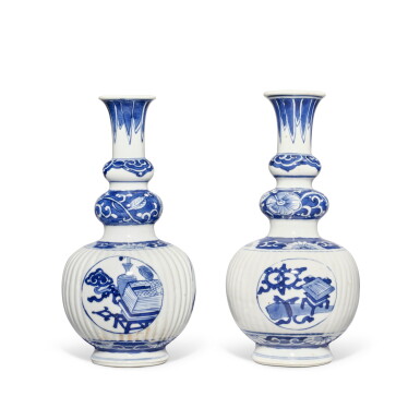 View full screen - View 1 of Lot 922. A pair of blue and white 'Hundred Antiques' triple-gourd vases, Qing dynasty, Kangxi period | 清康熙 青花開光博古圖三節葫蘆瓶一對.