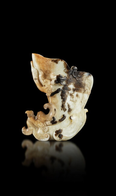 View full screen - View 1 of Lot 836. A rare jade archaistic 'dragon' rhyton, Qing dynasty, Yongzheng / Qianlong period | 清雍正 / 乾隆 玉龍首形角盃.