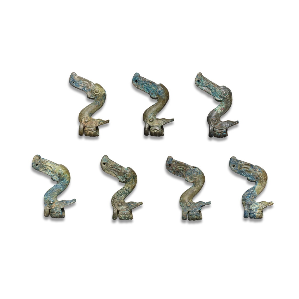 Voir en plein écran - Voir 1 du lot 1061. A set of seven ‘bird’ ornaments, Easter Zhou dynasty, Warring States period | 東周戰國 青銅鵜鴣形扣飾 一套七件.