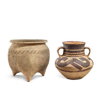 View full screen - View 1 of Lot 809. Two pottery vessels, Bronze Age and Xindian culture, 2nd - 1st Millenium BC 青銅器時代及辛店文化 陶器兩件.