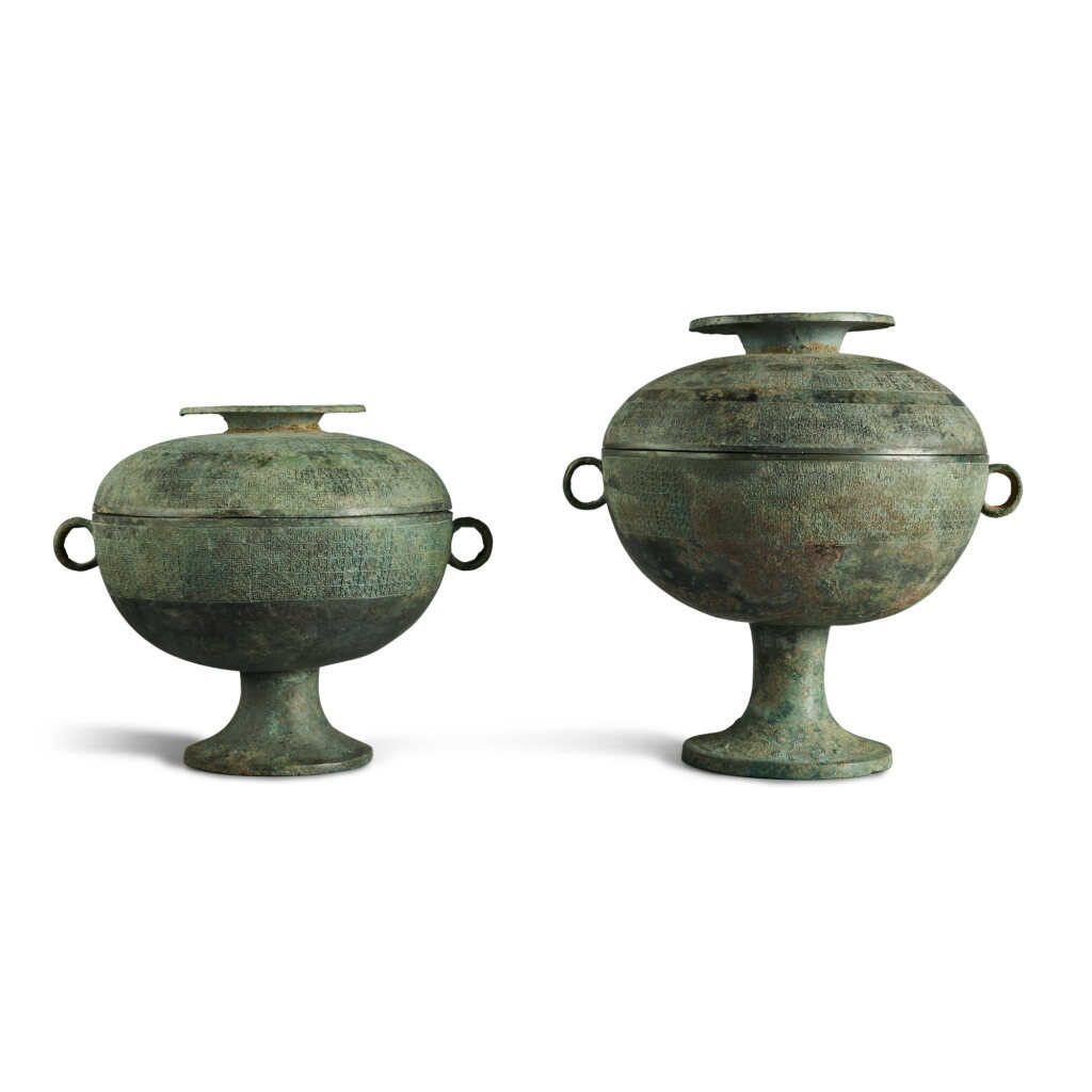 全萤幕检视 - 查看47Two archaic bronze ritual vessels and covers (Dou), Eastern Zhou dynasty, Spring and Autumn period | 東周 春秋 青銅交龍紋豆一組兩件的1