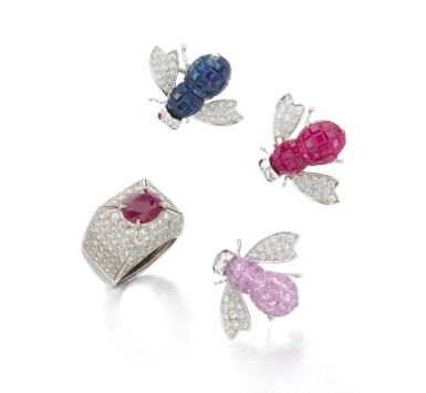 View full screen - View 1 of Lot 114. Ruby and diamond ring and three brooches (Anello con rubino e diamanti e tre spille).