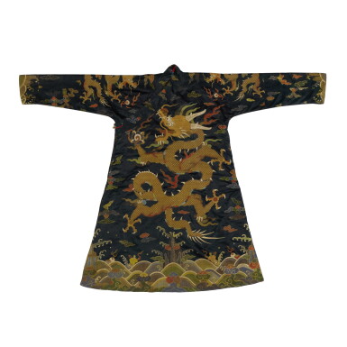 Voir en plein écran - Voir 1 du lot 617. A blue-ground silk embroidered 'dragon' robe, 17th century | 十七世紀 石青地妝花緞彩雲金蟒袍.