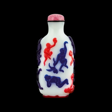 View full screen - View 1 of Lot 1056. A four-colour overlay white glass 'monkeys' snuff bottle Qing dynasty, 18th - 19th century | 清十八至十九世紀 涅白地套四色料靈猴獻壽鼻煙壺.