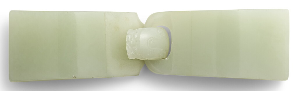 View full screen - View 1 of Lot 303. A WHITE JADE BELT BUCKLE QING DYNASTY, 18TH CENTURY | 清十八世紀 白玉帶扣.