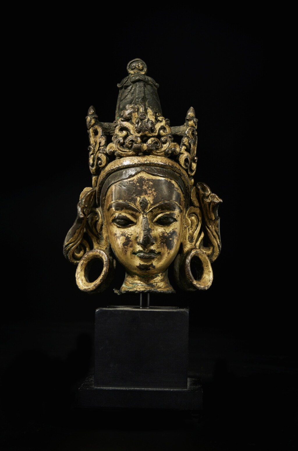 View full screen - View 1 of Lot 844. A gilt-bronze head of a female deity, likely Tara or Prajnaparamita, Tibet, 11th / 12th century.