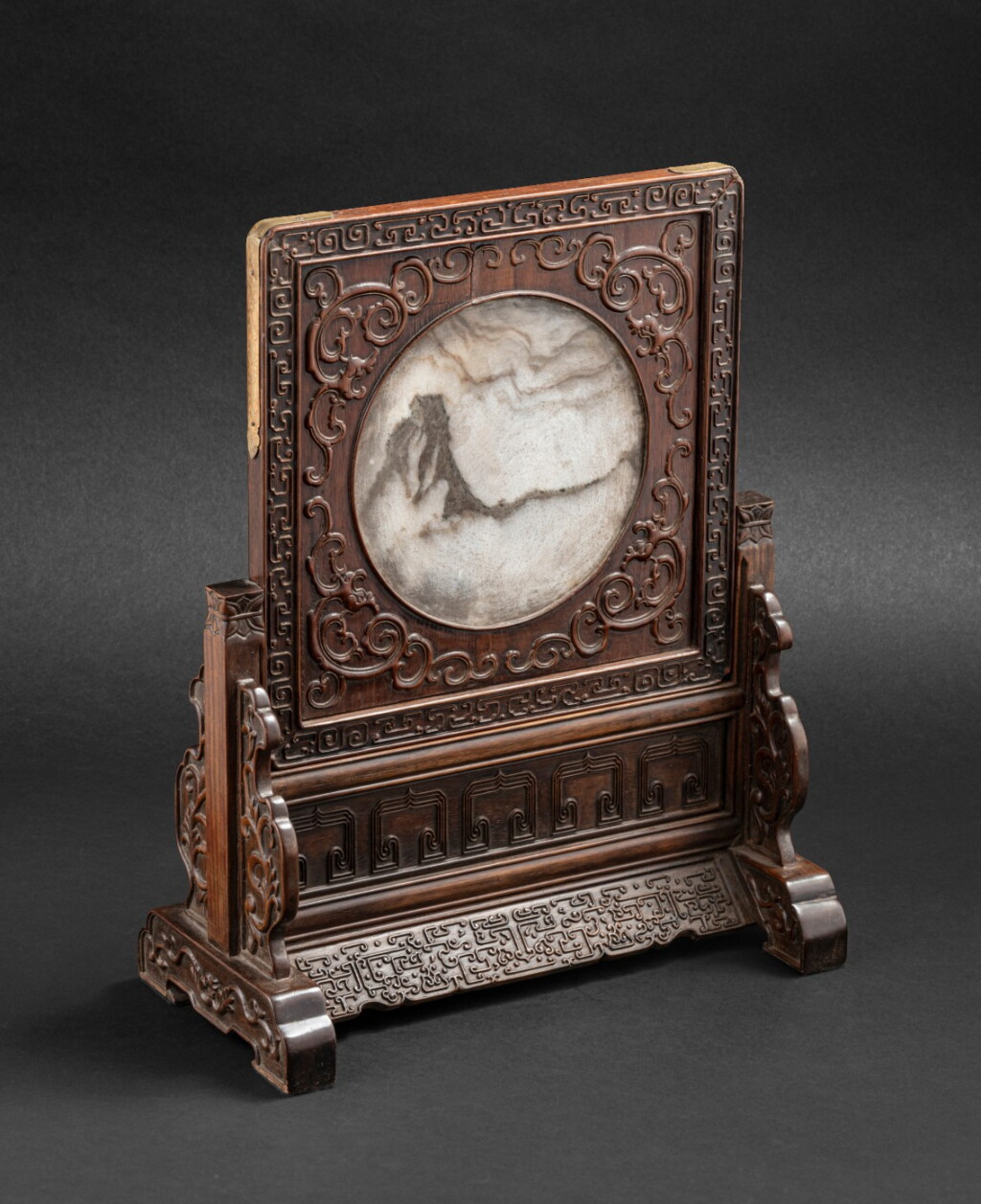 View full screen - View 1 of Lot 80. Bel écran de table en bois sculpté et pierre de rêve Dynastie Qing, XIXE siècle | 清十九世紀 硬木嵌雲石硯屏 | A carved wood and dream-stone inset table screen, Qing Dynasty, 19th century.