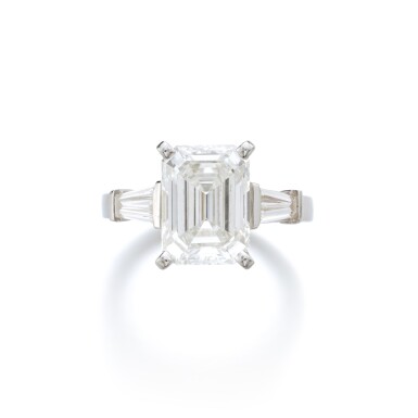View full screen - View 1 of Lot 881. Diamond ring.