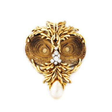 View full screen - View 1 of Lot 435. Gilbert Albert | Broche bois fossilisé perle de culture et diamants, "Hibou" | Petrified wood, cultured pearl and diamond brooch, 'Hibou'.