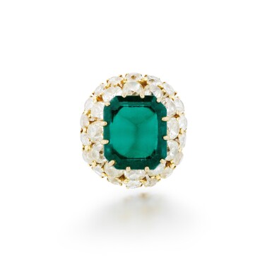 View full screen - View 1 of Lot 319. Attractive emerald and diamond ring | David Webb|祖母綠配鑽石戒指.