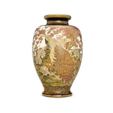 View full screen - View 1 of Lot 1077. A large Satsuma vase | Signed Genzan beneath Shimazu crest | Meiji - Taisho period, late 19th - early 20th century.