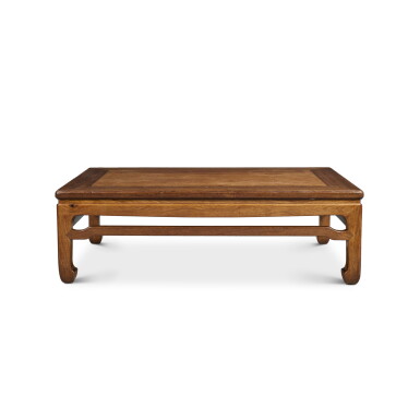 View full screen - View 1 of Lot 544. A 'huanghuali' and 'jichimu' low table (Kangzhuo), 17th / 18th century | 十七 / 十八世紀 黃花梨拼鸂鶒木羅鍋棖有束腰馬蹄足炕桌.
