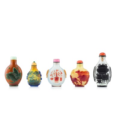 View full screen - View 1 of Lot 3072. Five Overlay Glass Snuff Bottles Qing Dynasty, 18th - 19th Century | 清十八至十九世紀 雙色套料鼻煙壺五件.