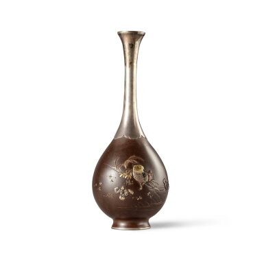 View full screen - View 1 of Lot 642. A Silver and Iron Bottle Vase, Meiji Period, Late 19th Century | 鉄銀製鶴首花瓶 鴛鴦、鷺紋様 一清、明治時代、19世紀後期 | 日本 明治 十九世紀末 銀頸鐡嵌金屬鴛鴦白鷺圖長頸瓶.