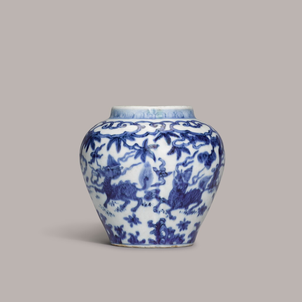 View full screen - View 1 of Lot 364. A blue and white octagonal lobed jar Mark and period of Wanli | 明萬曆 青花八棱麒麟龍紋小罐 《大明萬曆年製》款.