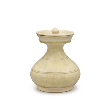 View full screen - View 1 of Lot 761. A rare white-glazed jar and cover, Sui dynasty | 隋 白釉蓋罐.