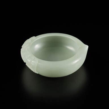 View full screen - View 1 of Lot 371. A white jade 'peach and bats' washer, Qing dynasty, Qianlong period | 清乾隆 白玉福壽雙全桃形洗.