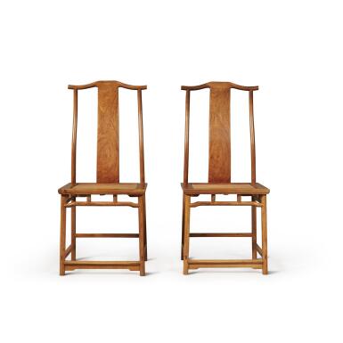 View full screen - View 1 of Lot 734. A pair of 'huali' yokeback sidechairs (Dengguayi), Qing dynasty, 19th century | 清十九世紀 花梨木燈掛椅一對.