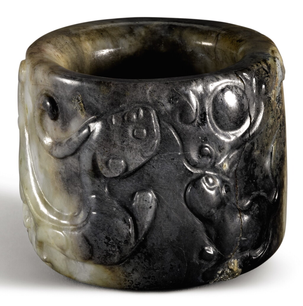 View full screen - View 1 of Lot 314. A MOTTLED GREY AND WHITE JADE THUMB RING QING DYNASTY, 19TH CENTURY | 清十九世紀 灰玉瑞獸紋扳指.