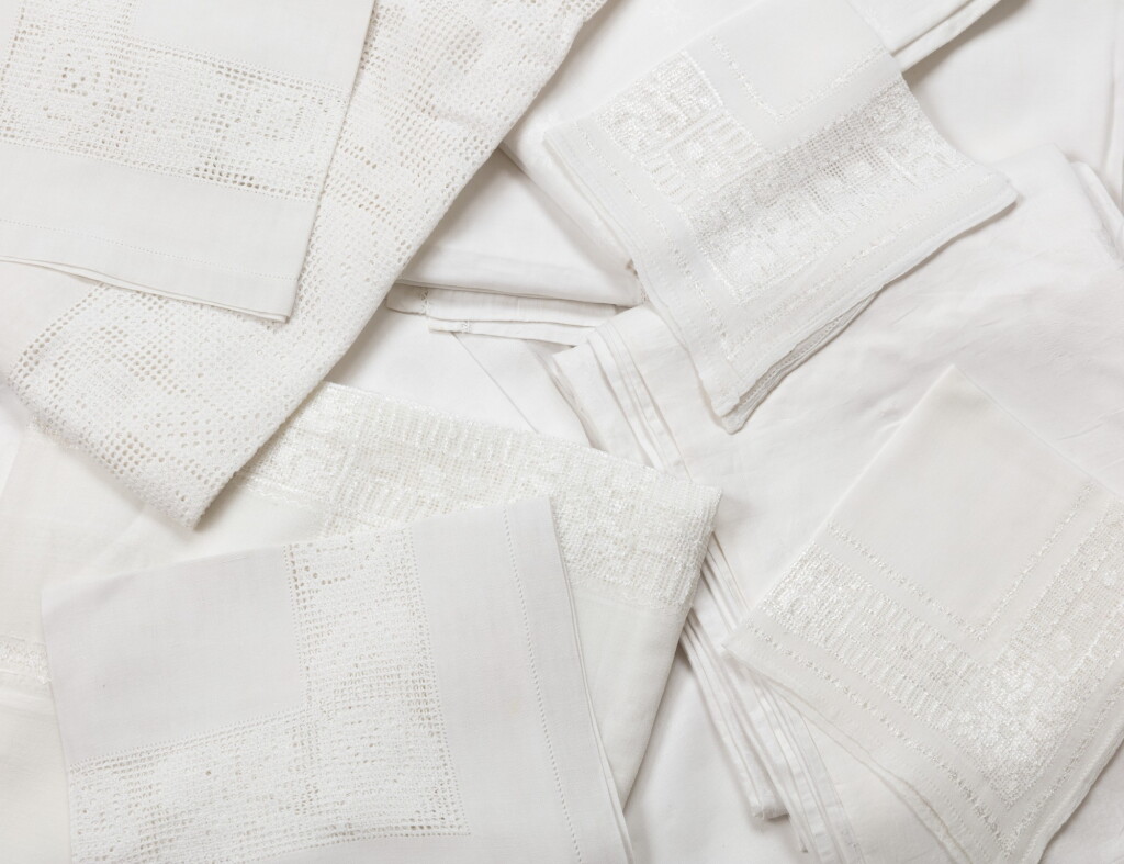 View full screen - View 1 of Lot 2149. Lot comprising six various cotton tablecloths and napkins | Lot de six nappes et serviettes de table diverses en coton.
