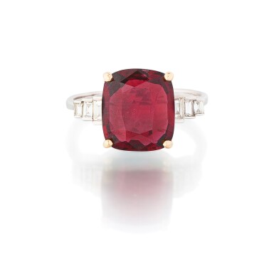View full screen - View 1 of Lot 83. Bague rubis et diamants | Ruby and diamond ring .