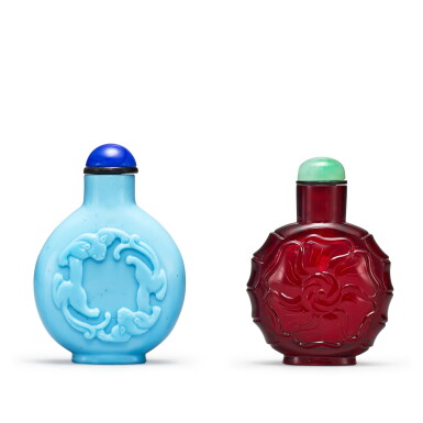 View full screen - View 1 of Lot 546. A ruby-red glass 'floral' snuff bottle and an opaque turquoise glass 'chilong' snuff bottle, Qing dynasty, late 18th - early 19th century 清十八世紀末至十九世紀初 寶石紅料花卉紋鼻煙壺 及 孔雀藍料螭龍紋鼻煙壺一組兩件.