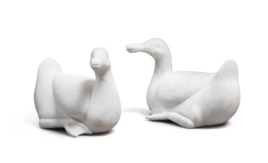 View full screen - View 1 of Lot 189. A pair of marble ducks China, Qing dynasty | Paire de canards en marbre sculpté Chine, dynastie Qing.